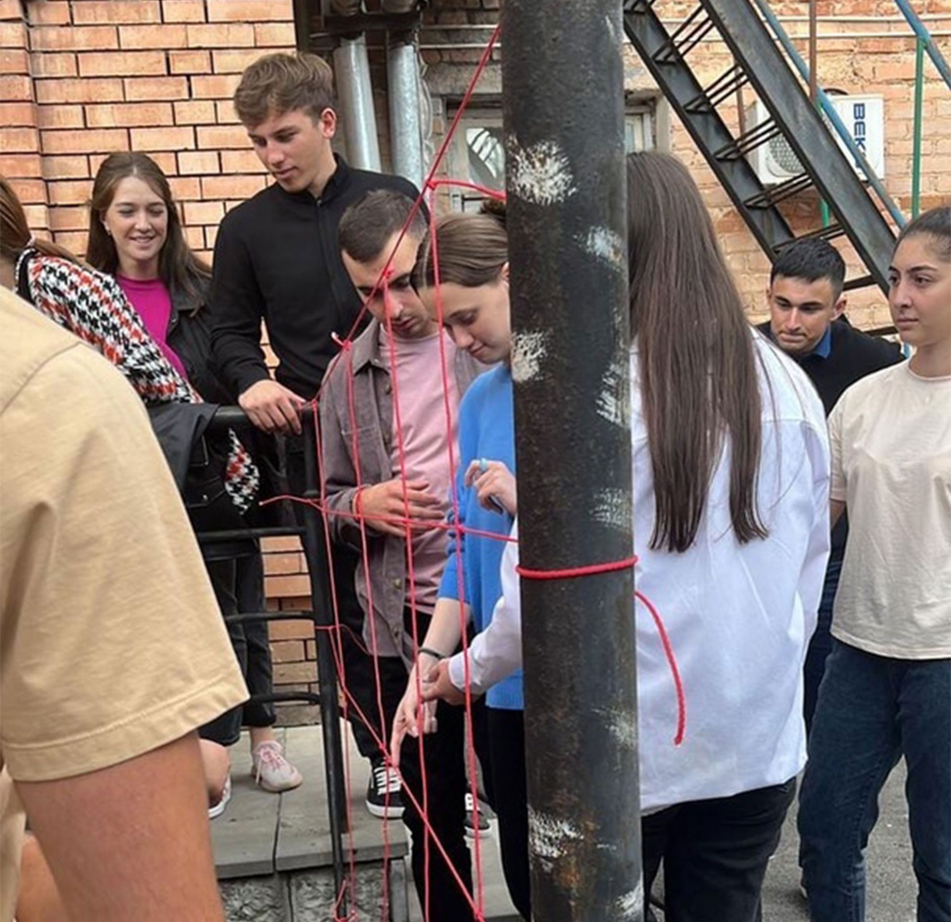 Сегодня во Владикавказском институте управления состоялся тренинг «Веревочный курс» для первокурсников.