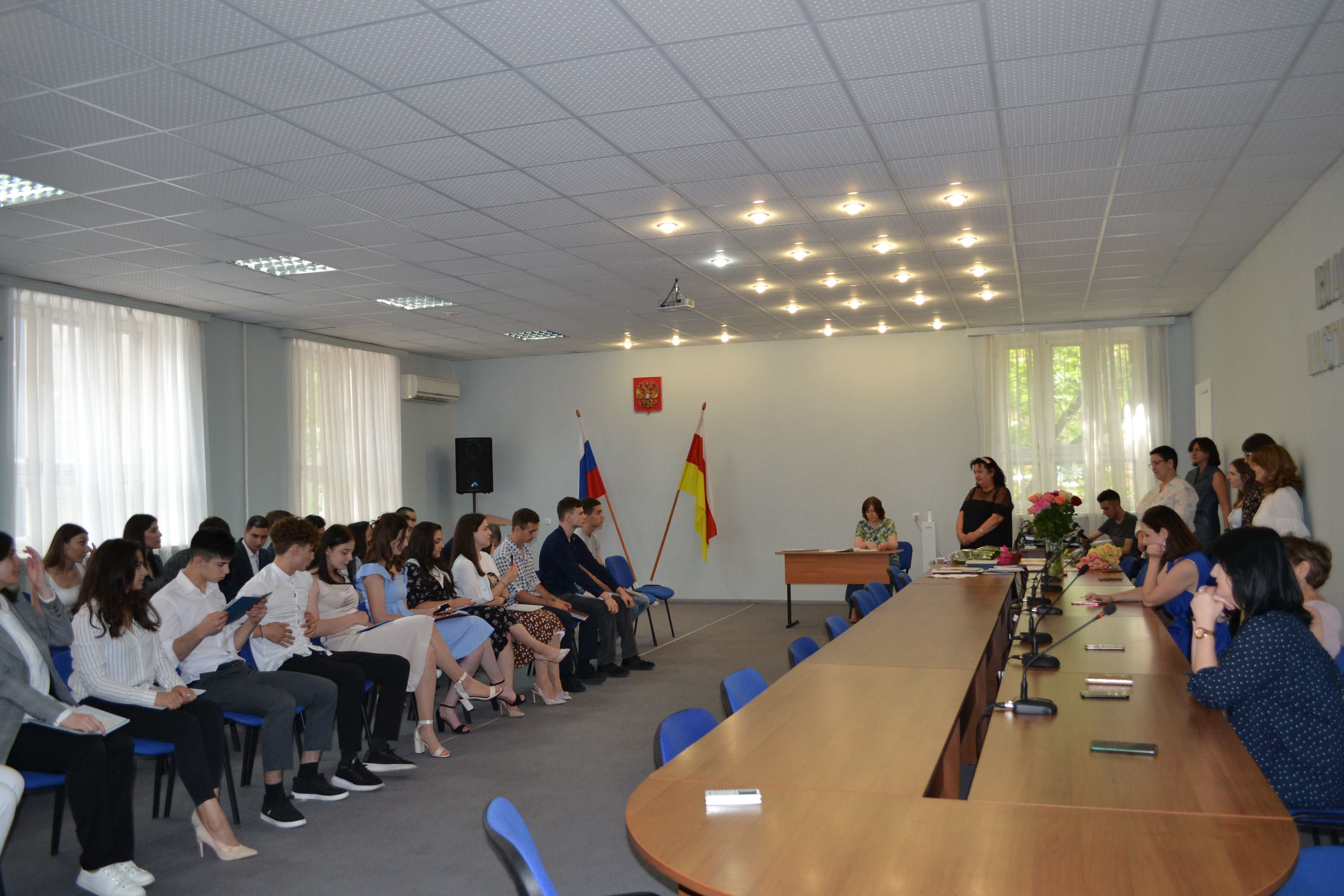 Во Владикавказском колледже управления состоялось вручение дипломов 