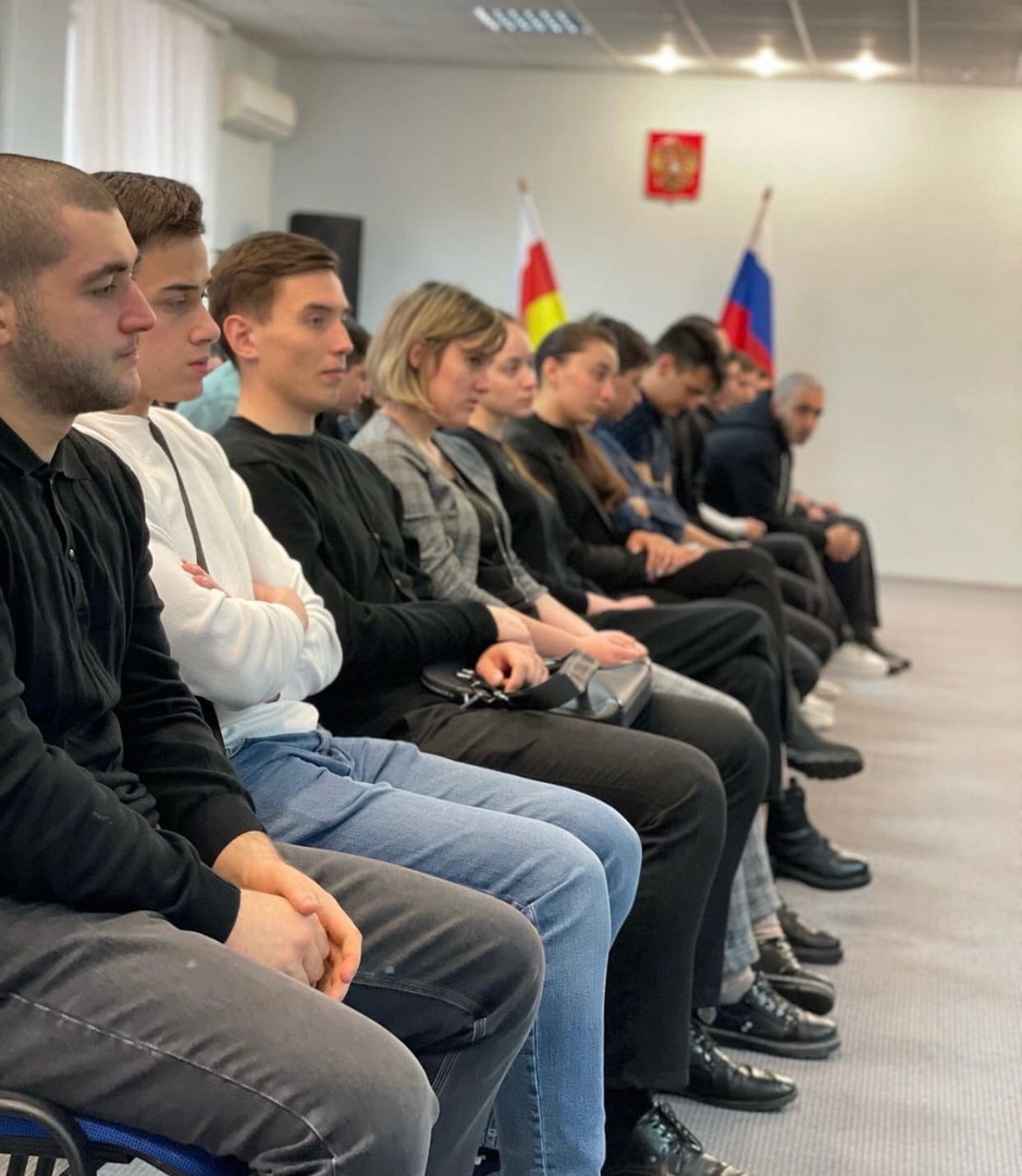 В актовом зале Владикавказского института управления прошла встреча студентов с сотрудником центра по противодействию экстремизма МВД по РСО-Алании.
