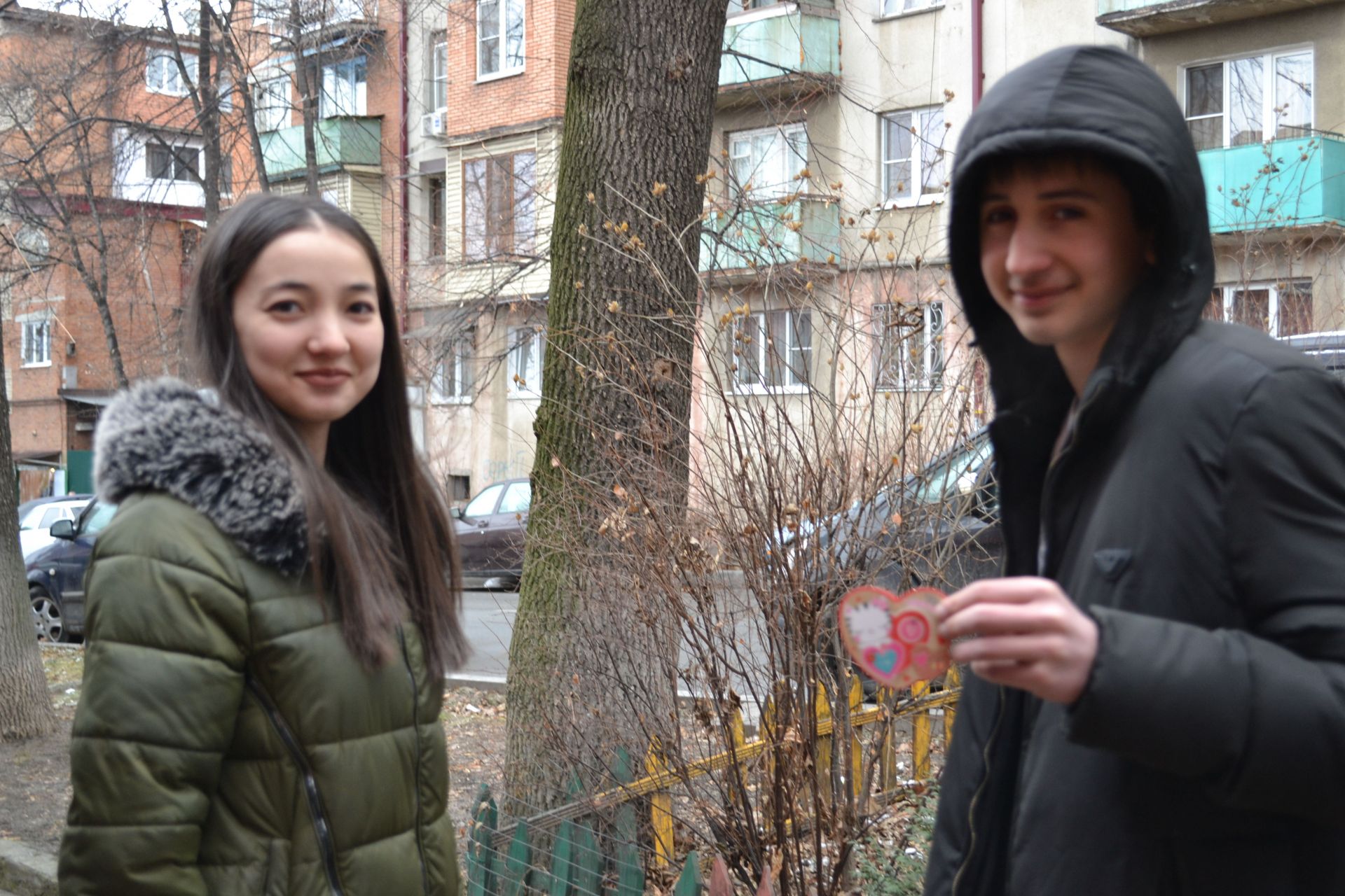 Студенты Владикавказского колледжа управления поздравляли прохожих открытками с Днем Святого Валентина